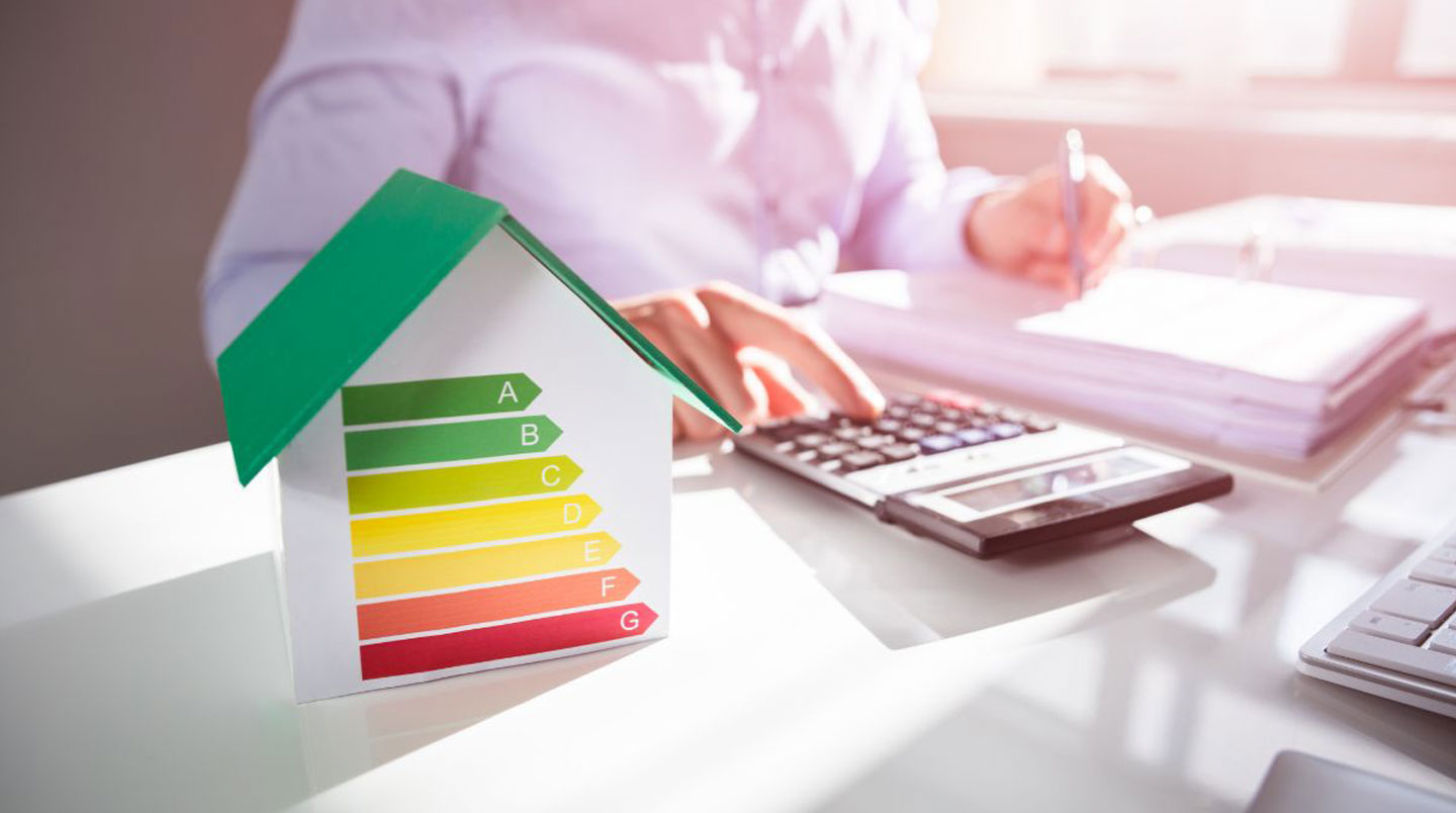 Comparaison facture énergie avant et après rénovation montrant économies significatives